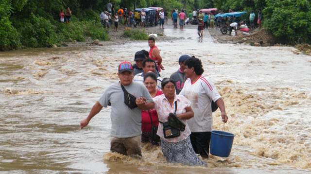 Familia intenta cruzar durante aumento de caudal en Piura.