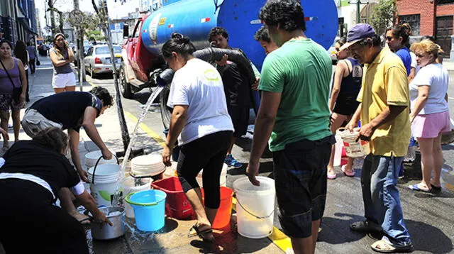 Miles de limeños sufrieron por la falta del líquido elemento.