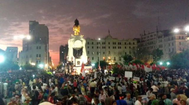 Plaza San Martín repleta de manifestantes a las 8:00 pm del 5 de abril del 2016.