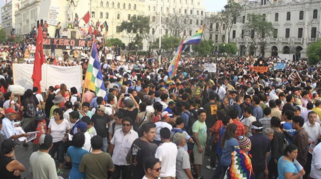 Movilización partió de la plaza San Martín y fue resguardada por gran número de policías.