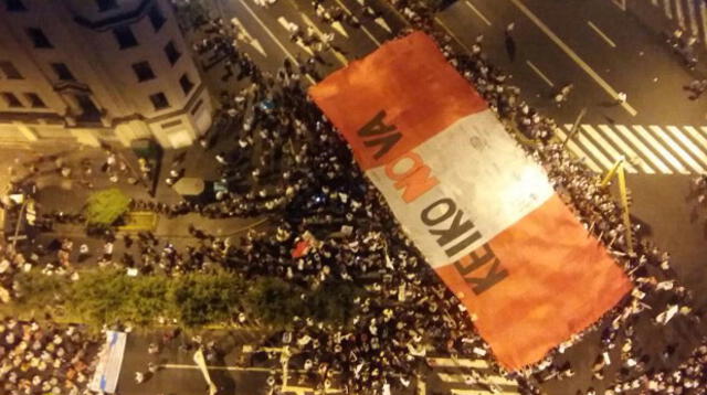 Vista aérea de marcha en centro histórico.