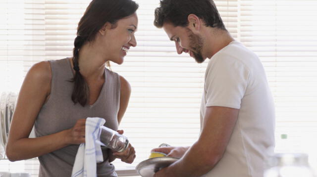 Pareja se siente más relajada al compartir labores de casa