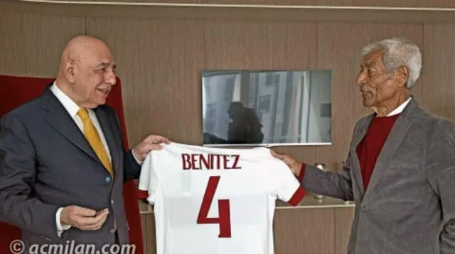 Benítez recibe la camiseta de la mano de Adriano Galliani