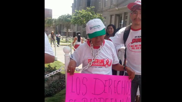 Hombre se encadena pidiendo ser atendido