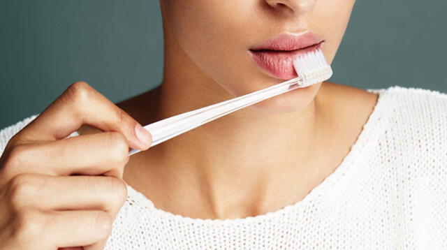 Descubre este nuevo uso del cepillo de diente como exfoliador