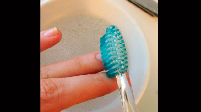 Usa el cepillo de diente para mejorar la cutícula de las uñas