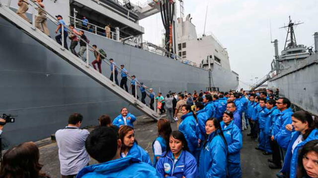 Embarcación partió con médicos y ayuda para damnificados del terremoto de Ecuador.