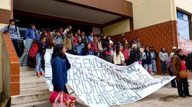 Estudiantes reclaman sus derechos para continuar con sus estudios