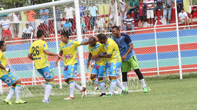 Kontogiannis, Arrieta, Khan y Borges felicitan a Aguirre por su gol.FOT0: R. GUERRA