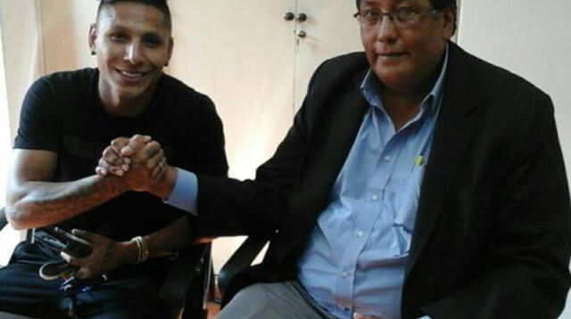 Raúl Leguía posa junto al goleador crema 