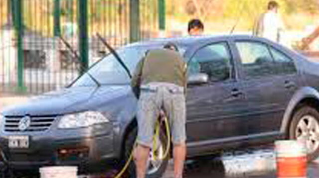 Multarán con S/ 350 soles lavada de autos en la calle  