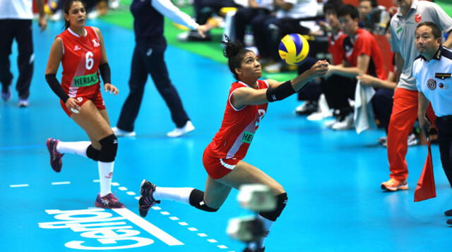 Carla Rueda da una salva espectacular. FOT0: Federación Internacional de Voleibol
