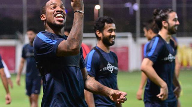 Jefferson Farfán será evaluado por el departamento médico de su club