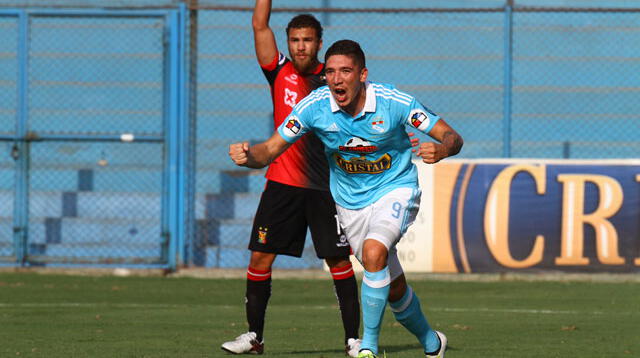 Comienza el festejo de  Santiago Silva por su gol marcado