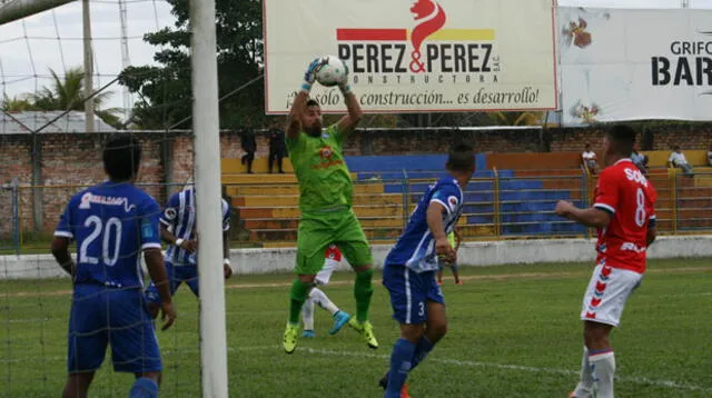 Diego Carranza toma el balon, mientras goleador Mayora atento a la jugada