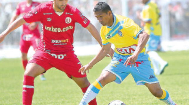 Gutiérrez intenta cerrarle el pase a periquto Chiroque, que hizo el primer gol de La Bocana