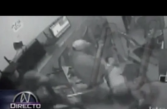 Pistoleros golpearon y derribaron a clientes para robarle sus pertenencias