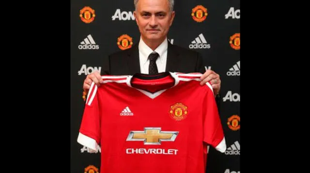 José Mourinho mostrando su nueva camiseta