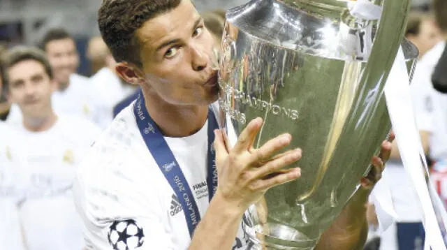 Ronaldo con el trofeo que ya ha ganado tres veces