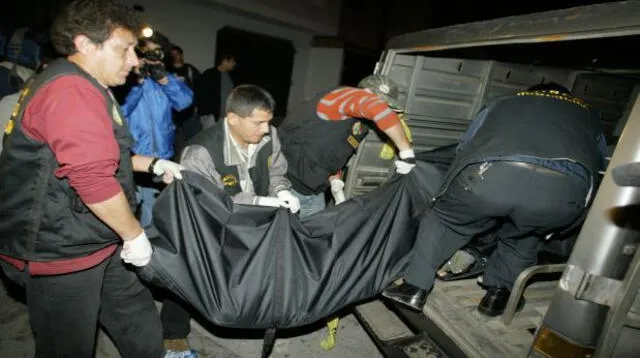 Traslado de cuerpos a la morgue de Lima.
