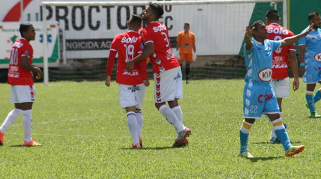 Chiroque levanta los brazos y reclama a sus compañeros por gol del Comercio