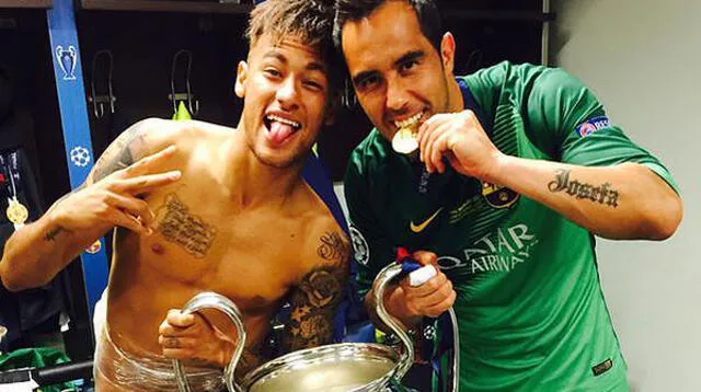 Neymar celebra junto al chileno Bravo