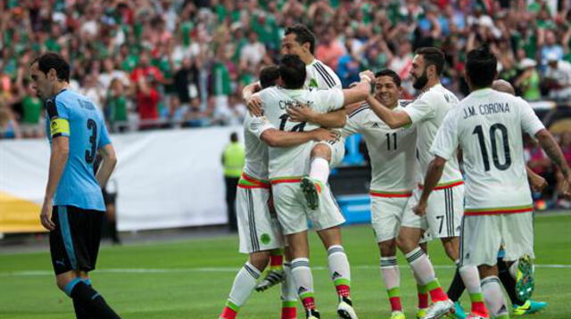 Los mexicanos celebran el tercer gol ante Uruguay
