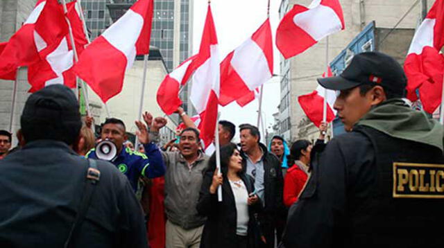 Seguidores de PPK y Keiko Fujimori hace vigilia en el local central de la ONPE