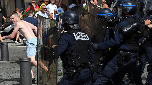 La policía intenta repeler a los revoltosos