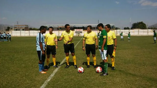Capitanes de Serrato y Caimanes previo al inicio del partido: FOTO: Segunda División