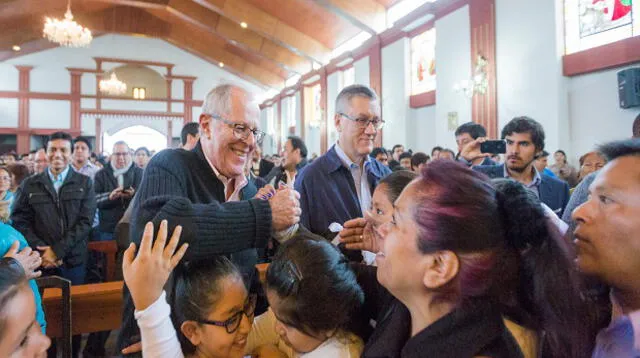 PPK saluda a las personas dentro de la iglesia