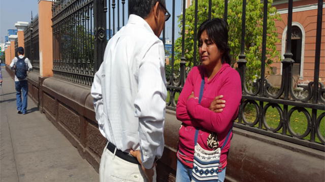 Hija del occiso en la morgue.