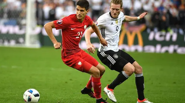 Kapustka lucha el balón con Schuerrle. FOTO: EFE