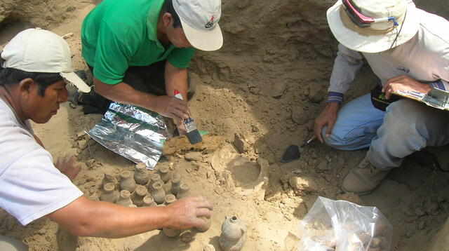 Falsos arqueólogos en sitios arqueológicos.