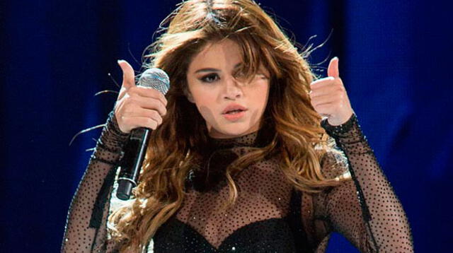 Selena Gomez tomó con gracia caída durante show