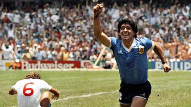 Maradona en señal de triunfo.