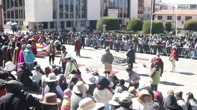 Al término de estos rituales andinos, ofrecieron una fiambrada a los asistentes a la ceremonia