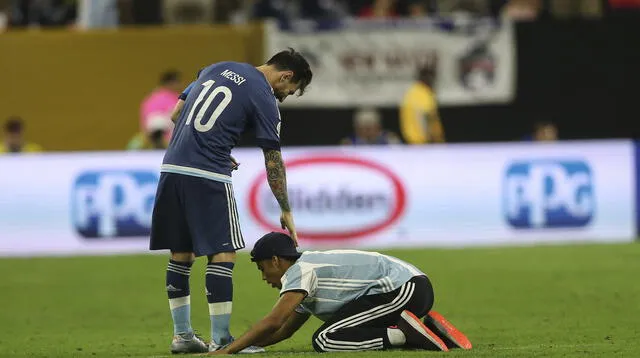 Hincha le hace reverencia a Messi.