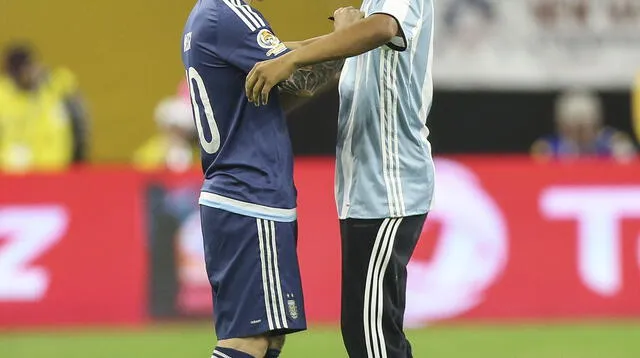 Messi la firma la camiseta al hincha.