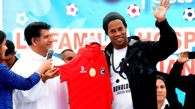 Ronaldinho con la camiseta de Cienciano.
