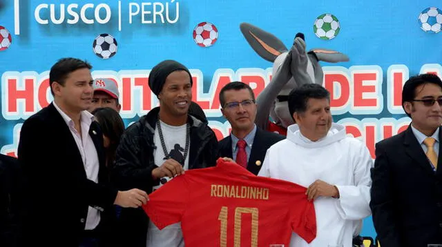 Ronaldinho con la camiseta de Cienciano.