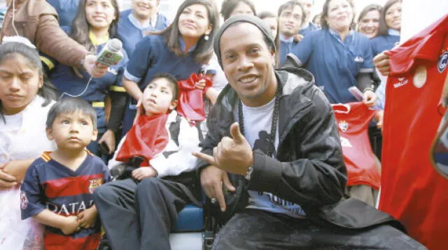 Ronaldinho, que Dios te bendiga, le dijo un niño emocionando al crack