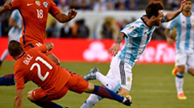Falta de Marcelo Díaz contra Messi