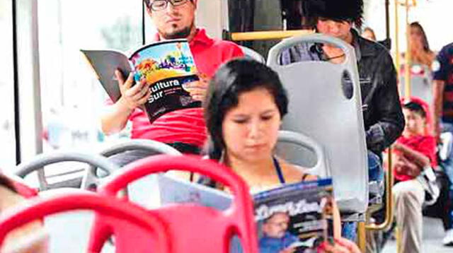 Los limeños pasan mucho tiempo en el transporte público y podrían emplearlo en leer