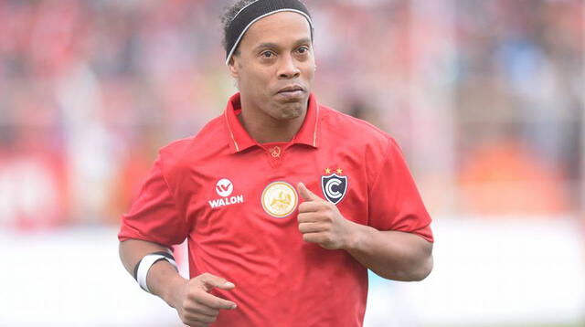 Ronaldinho ofreció un concierto de fútbol en el Cusco.