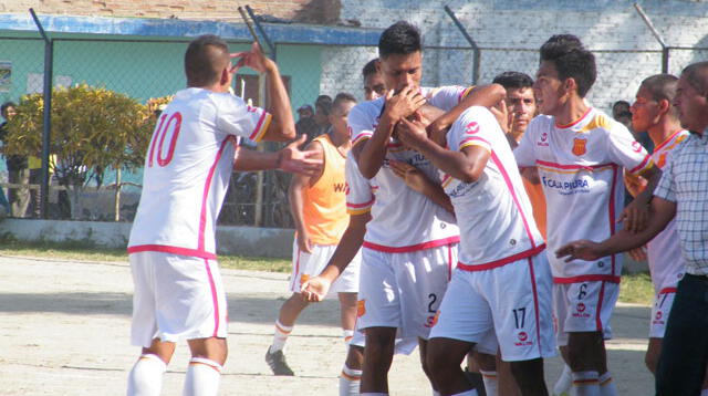 Jonathan Sauñe es festejo por sus compañeros tras marcar el gol: FOTO: ROBERTO SAAVEDRA