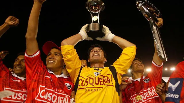 El cuadro inca en plena celebración con el trofeo de la Sudamericana.