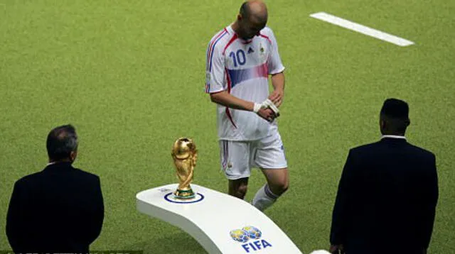 Zidane no pudo tocar el Trofeo FIFA