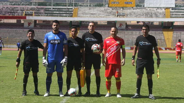 Es juez Israel Blanco flaqueado por los su terna y los capitanes del Municipal y Huancayo