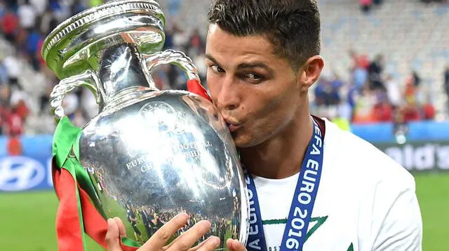 Cristiano besa el trofeo de la Eurocopa